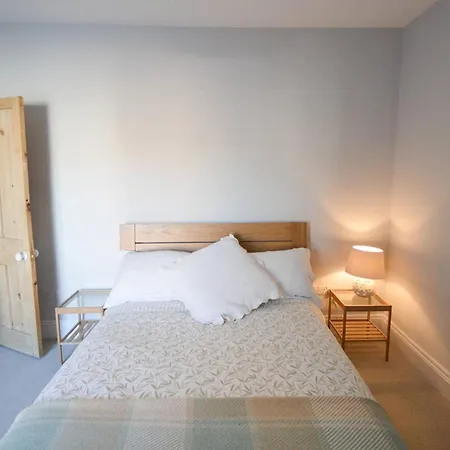 Bright & Homely 2 Bed House In Bedminster Bristol