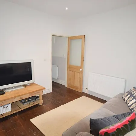 Bright & Homely 2 Bed House In Bedminster * Bristol