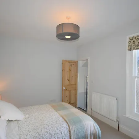 Bright & Homely 2 Bed House In Bedminster *