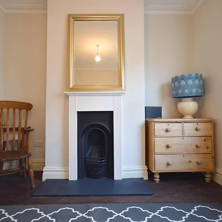Bright & Homely 2 Bed House In Bedminster *