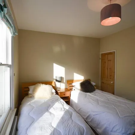 Bright & Homely 2 Bed House In Bedminster Bristol