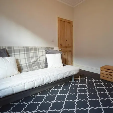 Bright & Homely 2 Bed House In Bedminster *